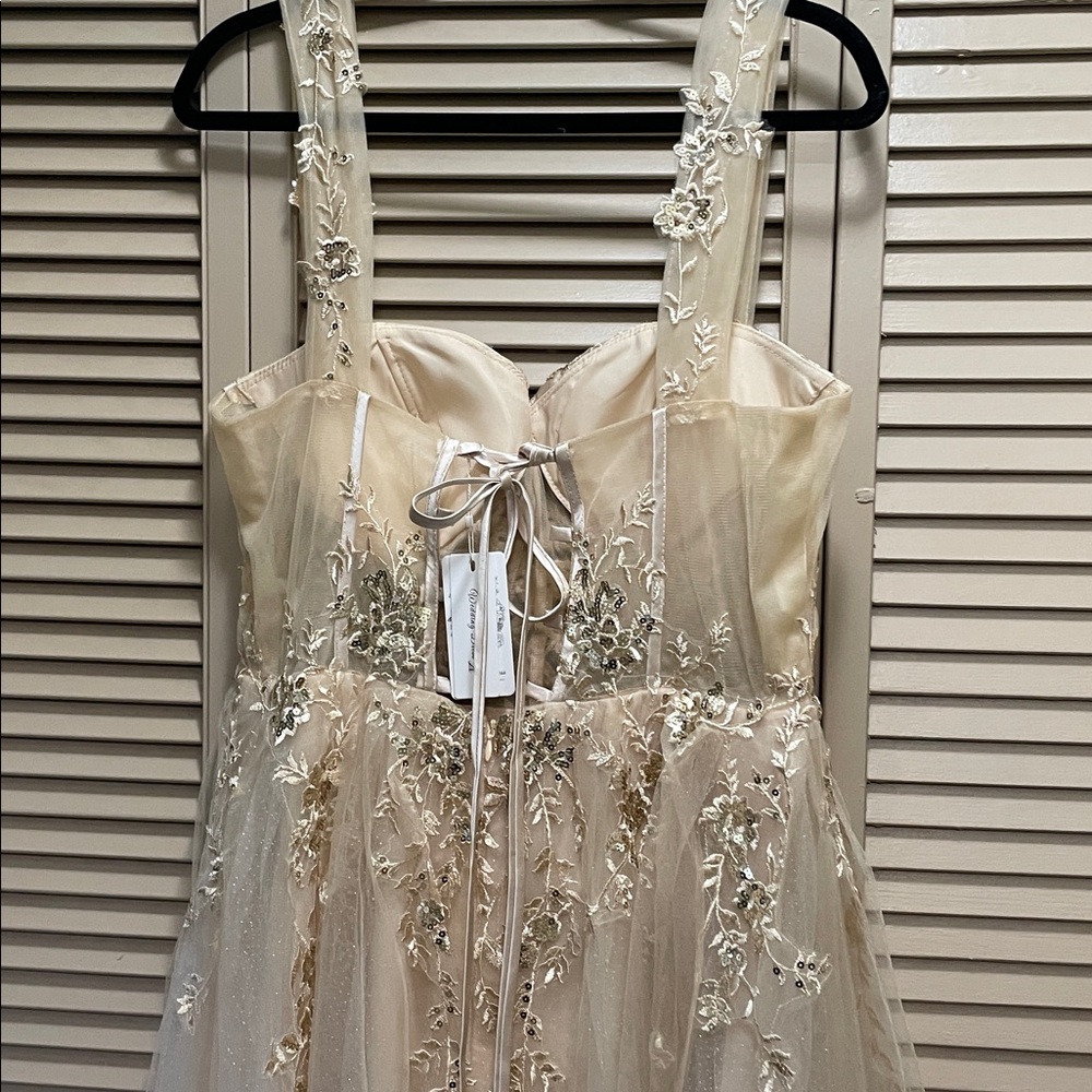 Elegant Cream Gown with Lace Details - Picture 8 of 8